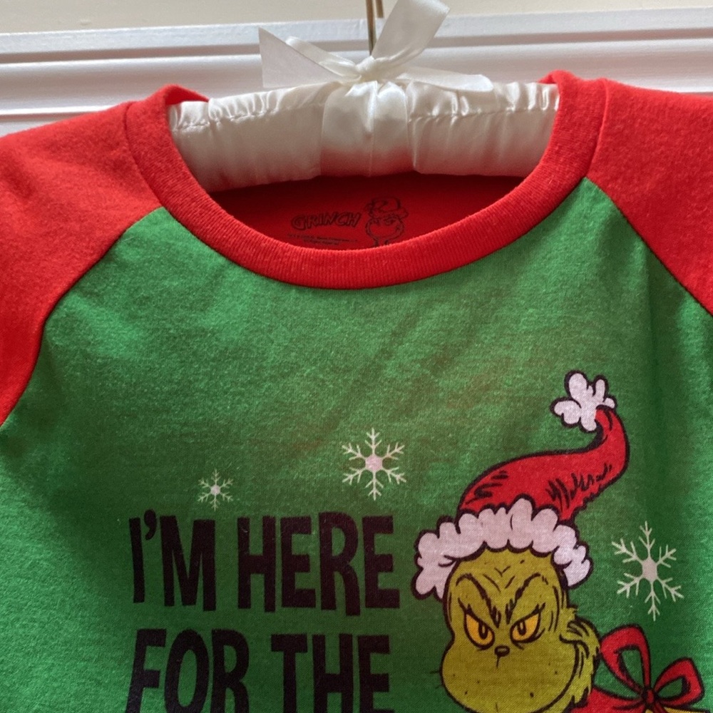 Unisex Pajama Top "I'M HERE FOR THE PRESENTS" with the Grinch, Size 10 - Picture 3 of 9